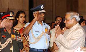 Prime Minister Atal Behari Vajpayee being received by Army Chief General N. C. Vij and Chief of the Air Staff S. Krishna Swamy