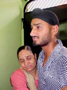 Harbhajan Singh being embraced by his mother Avtar Kaur 
