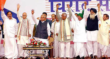 M. Venkaiah Naidu, L.K. Advani, Atal Behari Vajpayee, George Fernandes, Om Prakash Chautala, Parkash Singh Badal and Sharad Yadav acknowledge the greetings at a rally marking the completion of five years of the NDA government