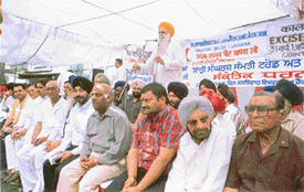 Leaders of various trade and industrial associations at a dharna in protest against the imposition of VAT