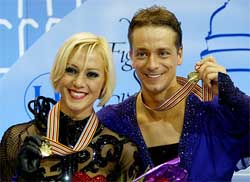Shae-Lynn Bourne and Victor Kraatz of Canada pose with their gold medals