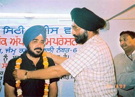 Dr Waheguru Pal Singh, Medical Superintendent,Guru Teg Bahadur Charitable Hospital, being honoured by Ludhiana City Jaycees