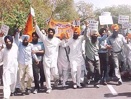 Sikh leaders, cutting across party lines, march to Parliament in New Delhi on Sunday, demanding clemency for Bhullar
