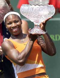 Serena Williams holds up her trophy after defeating Jennifer Capriati