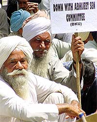 BKU activists demonstrate against the hike in the MSP for wheat and rice at Jantar Mantar in New Delhi