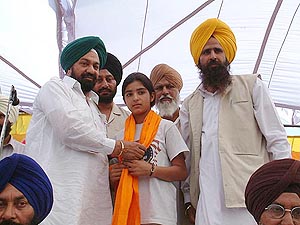 Mr Balwant Singh Ramoowalia, president of the Lok Bhalai Party, honours Supam Sandhu