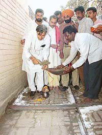Local MP Pawan Kumar Bansal inaugurating the work of concreting of back-lanes in Sector 22
