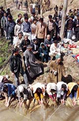 Kashmiri Pandits offer prayers for the souls of the 24 Pandits