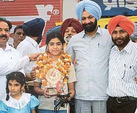 WELCOME BACK: Supam Sandhu being honoured after her return from a peace mission to the Wagah border in Ludhiana 