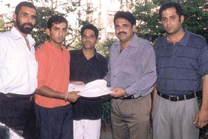 Dashing cricketer Gautam Gambhir is being felicitated by Ravi Khanna 