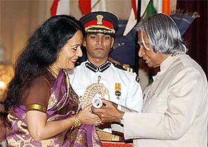 President APJ Abdul Kalam presents the Padma Vibhushan award to renowned Bharatnatyam and Odissi dancer Sonal Mansingh 