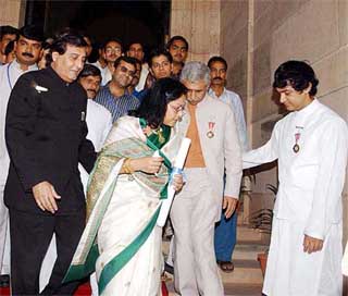 Minister of State for External Affairs Vinod Khanna with Padma Award winners Rakhee Gulzar, Naseeruddin Shah and Aamir Khan 