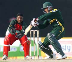 Pakistan�s Abdul Razzak cuts the ball as Zimbabwean wicket keeper Tatenda Taibu looks on