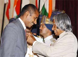 President APJ Abdul Kalam presents the Padma Shri award to renowned hockey player Mukesh Kumar 