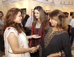 Tina Ambani, wife of business tycoon Anil Ambani, greets Feroz Khan's daughter Laila Khan and her mother