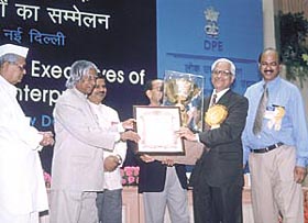 President A. P. J. Abdul Kalam presenting the Gold Trophy to CMD of NTPC C. P. Jain for �Scope Award for Excellence and Outstanding Contribution to the Public Sector Management in the Institutional Category for 2000-2001