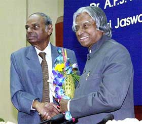President APJ Abdul Kalam being presented with a bouquet by Dr C. Rangarajan, chairman of the XII Finance Commission
