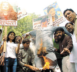 Activists from the National Human Rights Council burn an effigy of Salman Khan in protest against his misconduct