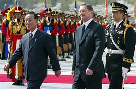 Russian Defense Minister Sergei Ivanov and his South Korean counterpart Cho Yung-gil inspect South Korean soldiers in traditional uniform