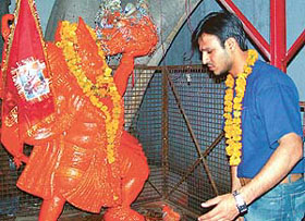 The latest sensation of Bollywood, Vivek Oberoi, takes time off from his busy schedule to pay obeisance to Lord Hanuman at Pracheen Hanuman Mandir in Sector 32-A