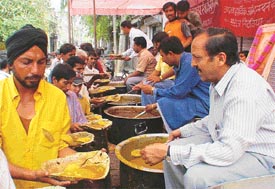 Langar being served on the occasion of Mahavir Jayanti at Sunder Nagar