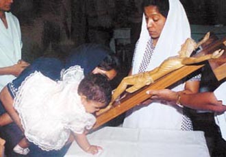 The faithful carry the Holy Cross on the occasion of Good Friday