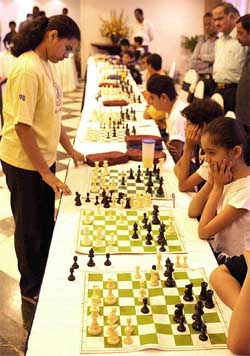 Grandmaster Kuneru Humpy plays against 25 youngsters simultaneously
