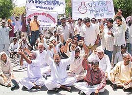 Footpath workers hold a dharna