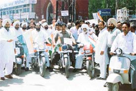 Congress workers hold a rally in support of striking hosiery manufacturers