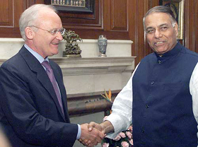 Indian Foreign Minister Yashwant Sinha shakes hands with Lord Williams