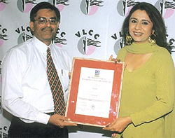 Vandana Luthra receiving the ISO 14001 certificate.