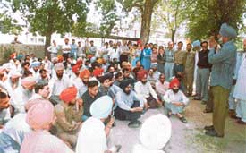 Judicial employees show resentment over the sacking of an employee