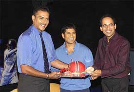 Master Blaster  Sachin Tendulkar poses with the birthday cake along with Ravi Shastri and Harsha Bhogle 