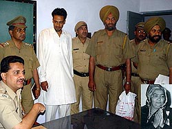 The accused Jaswinder Singh with police officials