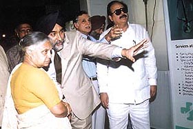 Max Healthcare Chairman Analjit Singh explaining to Delhi Chief Minister Sheila Dikshit about the work at Max Devki Devi Hospital in Saket
