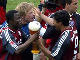 Bayern Munich's Sammy Kuffour, Oliver Kahn, Giovanne Elber and Michael Ballack celebrate after defeating VfL Wolfsburg