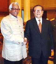 Defence Minister George Fernandes being welcomed by the Chairman of the Chinese Central Military Commission
