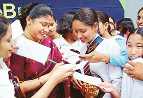 Actress Renuka Shahane is cornered by the winners of Vardhman�s �Aao Bune� contest for the year 2002-2003.  Renuka awarded prizes to winners at a function organised in Chandigarh on Sunday.