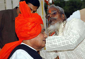 A man tying a traditional Marathi turban to Prime Minister