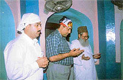 Mr C.S. Srivastava, Commissioner, Patiala Division, Mr Vikas Partap, Deputy Commissioner along with Khalifa Syed Mohammed pay homage at Rouza Sharif