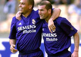 Real Madrid's Brazilian striker Ronaldo and his French team-mate Zinedine Zidane celebrate after the latter scored against Sevilla 