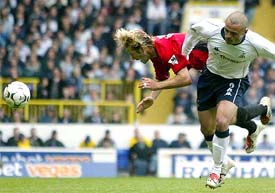 Tottenham Hotspur�s Stephen Carr and Manchester United�s David Beckham tussle for the ball