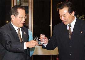 Kim Ryung-sung , a senior Cabinet Counsellor from North Korea, and South Korea�s Unification Minister Jeong Se-hyun toast at a dinner