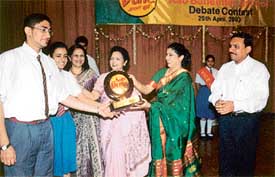 A student receives a prize from Renuka Shahane, actress and brand ambassador of Vardhman Spinning Mills