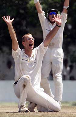 New Zealand bowler Daniel Vettori and Lou Vincent celebrate the dismissal of Sri Lankan batsman Muttiah Muralitharan