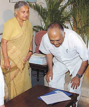 Chief Minister Sheila Dikshit meeting Deputy Chairman of the Planning Commission K. C. Pant to finalise the annual plan of Delhi for 2003-04 in the Capital