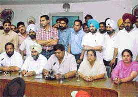 Mr Surinder Dawer addresses a workers� meeting