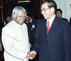 President A. P. J. Abdul Kalam with the General Secretary of the Central Committee of the Communist Party of Socialist Republic of Vietnam