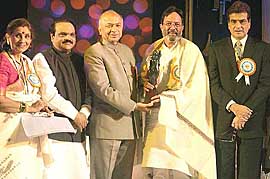 Former superstar Rajesh Khanna receives the Raj Kapoor Award