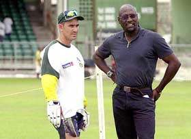 Australia batsman Justin Langer talks with Sir Vivian Richards